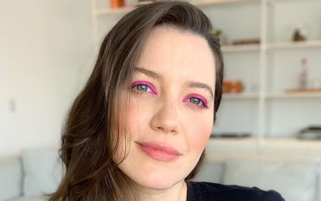 Nathalia Dill em foto publicada no Instagram: atriz está com cabelo solto de lado e maquiada com sombra rosa nos olhos