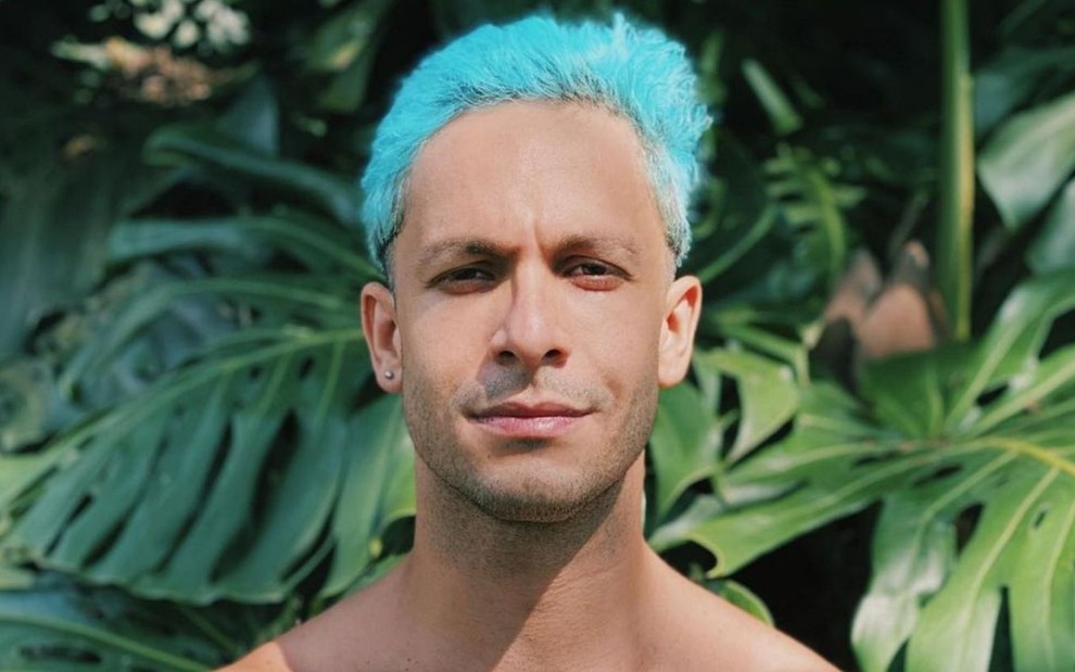 Rainer Cadete em foto publicada no Instagram: em close, ator para a câmera e está com o cabelo pintado de azul