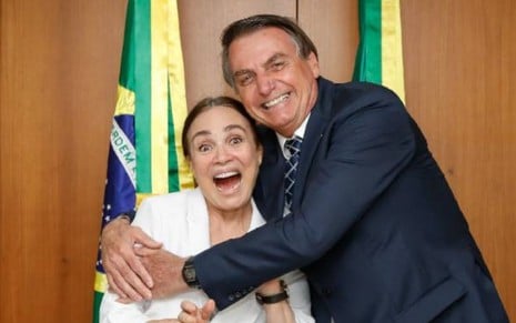 Foto de Regina Duarte abraçada e sorrindo com Jair Bolsonaro em foto publicada no Instagram