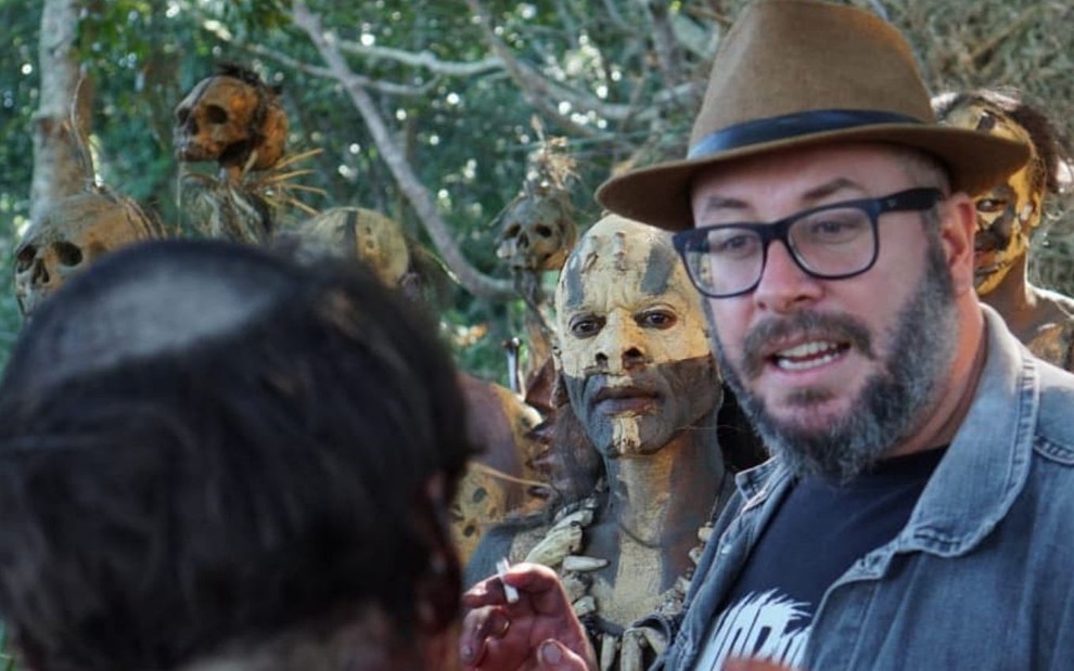 O diretor Rodrigo Aragão conversa com atores nos bastidores do filme O Cemitério das Almas Perdidas