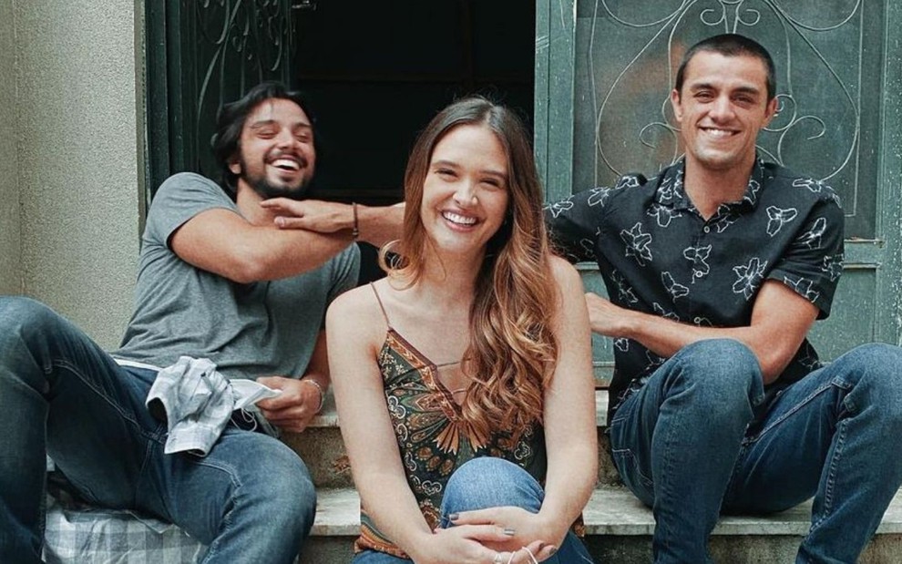 Foto dos atores Rodrigo Simas, Juliana Paiva e Felipe Simas sorrindo e brincando