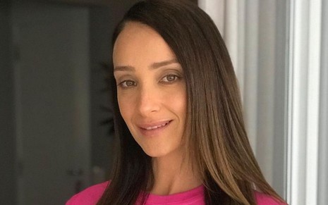 A apresentadora Sabrina Parlatore sorri em foto publicada no Instagram