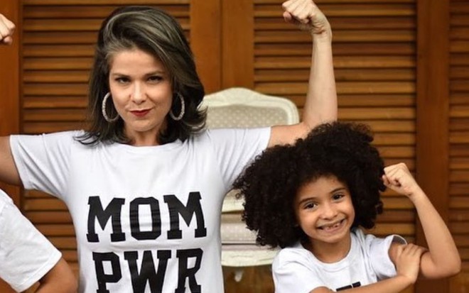 A atriz Samara Felippe com a filha Lara, de oito anos, em foto publicada no Instagram