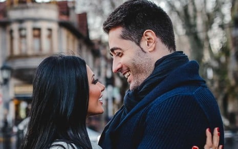 Simaria Mendes e o ex-marido Vicente Escrig em foto no Instagram: eles estão abraçados e olham um para o outro