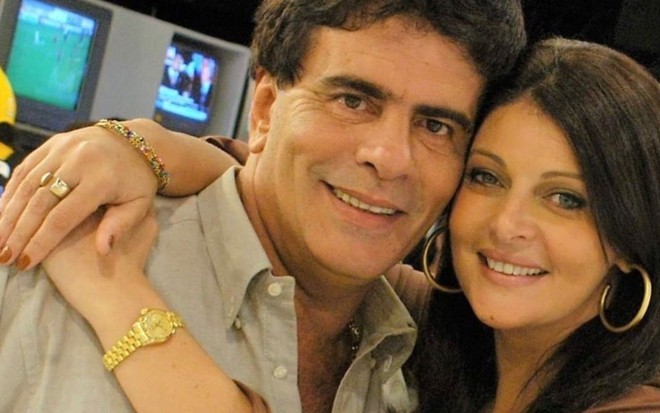 O apresentador Wagner Montes é abraçado pela mulher, Sônia Lima, em foto publicada no Instagram