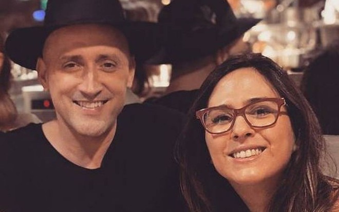 Foto dos humoristas Paulo Gustavo e Tatá Werneck sorrindo abraçados