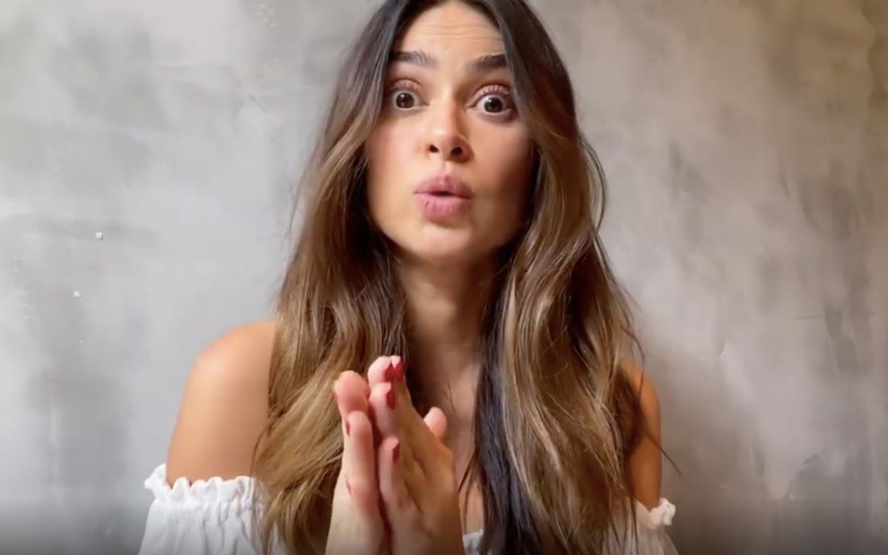 A atriz Thaila Ayala olha indignada em vídeo no Instagram