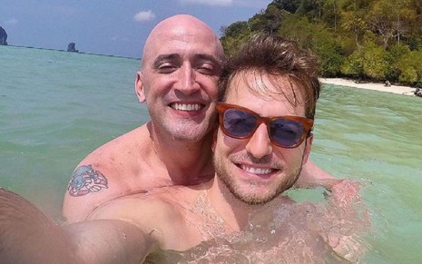 O casal Paulo Gustavo e Thales Bretas abraçado e sorrindo em foto publicada no Instagram