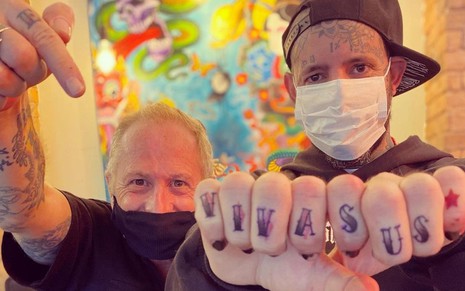 Tico Santa Cruz em foto publicada no Instagram: música mostra os dedos das mãos com tatuagem Viva O SUS