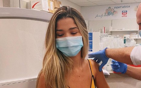 Tília Fialho, filha de Dennis DJ e Kamilla Fialho recebe vacina em foto publicada no Instagram