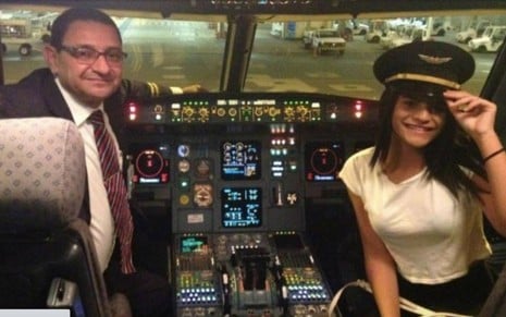 Foto do piloto Geraldo Medeiros e Vitória Dias Medeiros, sua filha, em que aparecem em uma cabine de comando de avião