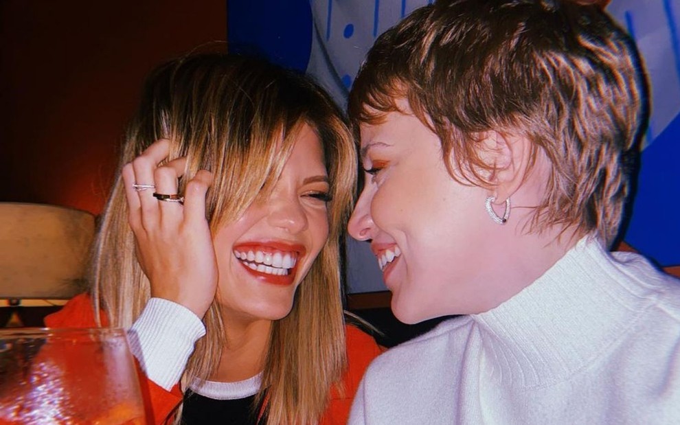 Vitória Strada (à esquerda) sorri apaixonada para Marcella Rica em foto publicada no Instagram