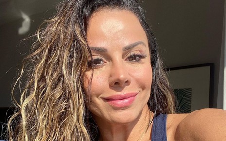 Viviane Araujo está de cabelo solto e sem maquiagem em selfie
