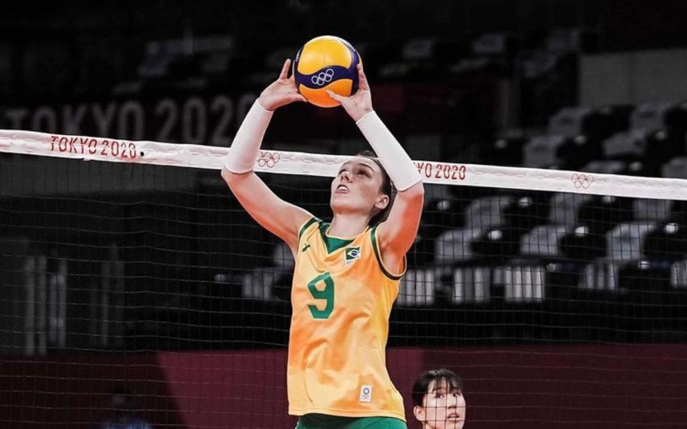 A jogadora de vôlei do Brasil Roberta Ratzke levanta bola em quadra nas Olimpíadas de Tóquio 2020