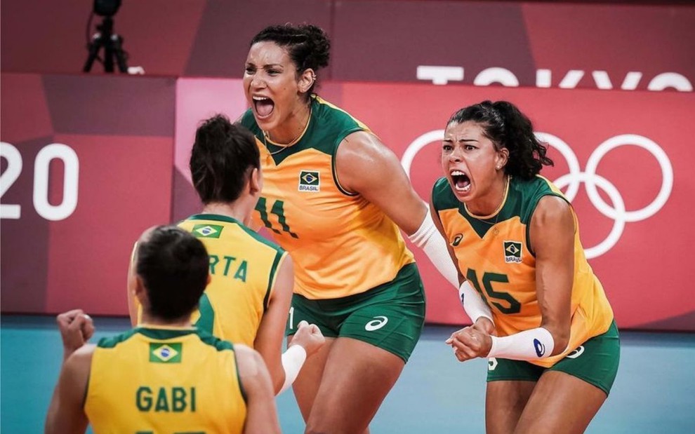 Foto das jogadoras do vôlei feminino do Brasil: Gabi e Roberta de costas, Tandara e Ana Carolina vibram