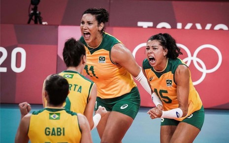 Foto das jogadoras do vôlei feminino do Brasil: Gabi e Roberta de costas, Tandara e Ana Carolina vibram
