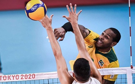 O jogador de vôlei Yoandy Leal faz ataque em partida nas Olimpíadas de Tóquio 2020