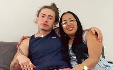 O humorista Whindersson Nunes olha sério abraçado com sua mãe, Valdeci Nunes, em foto publicada no Instagram do humorista