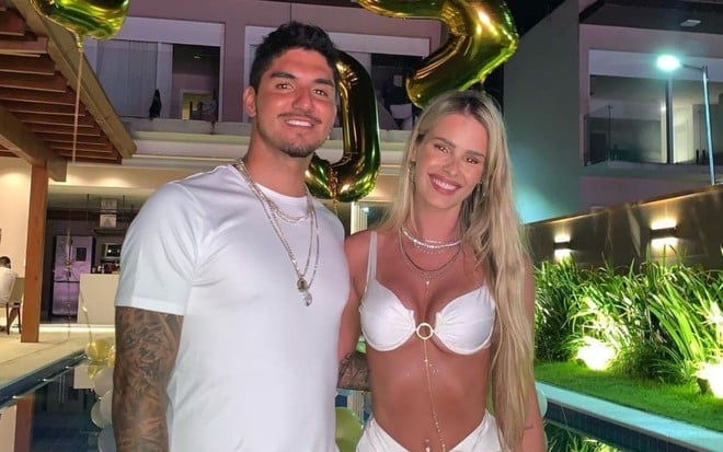 Foto do ex-casal Gabriel Medina e Yasmin Brunet sorrindo abraçado