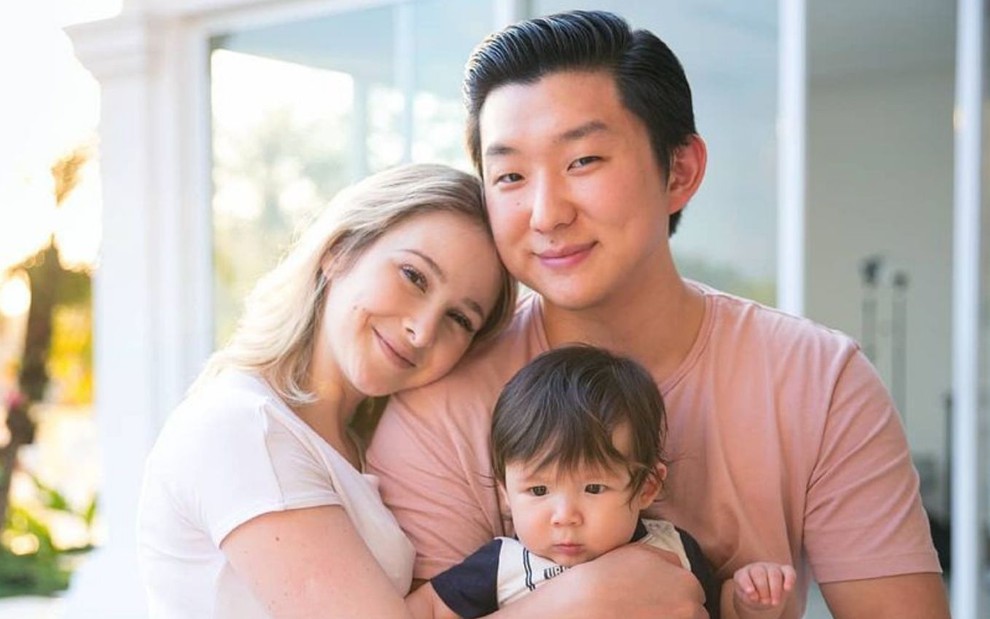 A blogueira Sammy Lee com o marido, Pyong Lee, e o filho deles, Jake; eles sorriem em foto publicada no Instagram