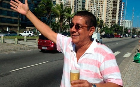 O cantor Zeca Pagodinho em foto publicada no Instagram em que ele aparece no meio da rua segurando um copo de cerveja