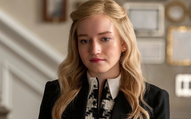 Julia Garner em cena da minissérie Inventando Anna