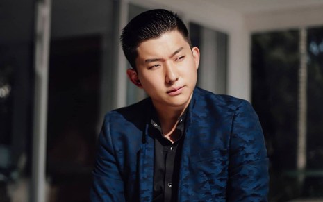 Imagem de Pyong Lee usando blazer azul e camisa preta
