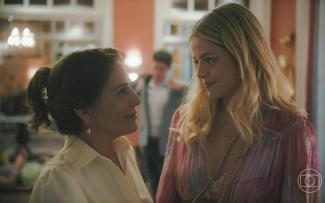 Em cena de Terra e Paixão, Gloria Pires e Agatha Moreira estão conversando