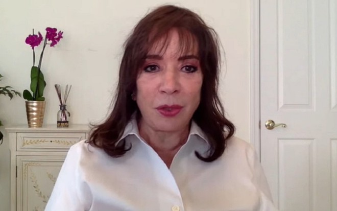 Iris Abravanel com um vestido branco em coletiva de Poliana Moça