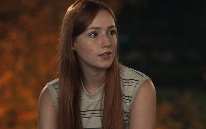 Atriz Malu Rodrigues olha para frente com cara de séria em cena de Pantanal, novela das nove da Globo