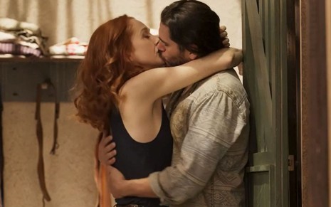 A atriz Camila Morgado e o ator Gabriel Sater como Irma e Trindade em Pantanal; os dois estão abraçados e se beijando