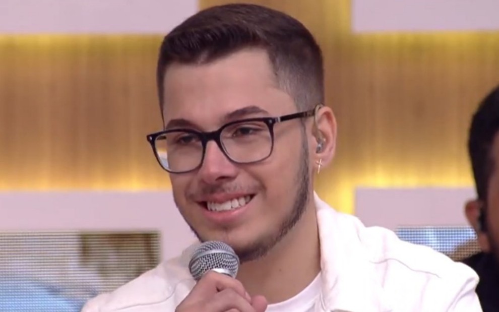 Gustavo, irmão de Marília Mendonça, emocionado no Encontro após falar da cantora
