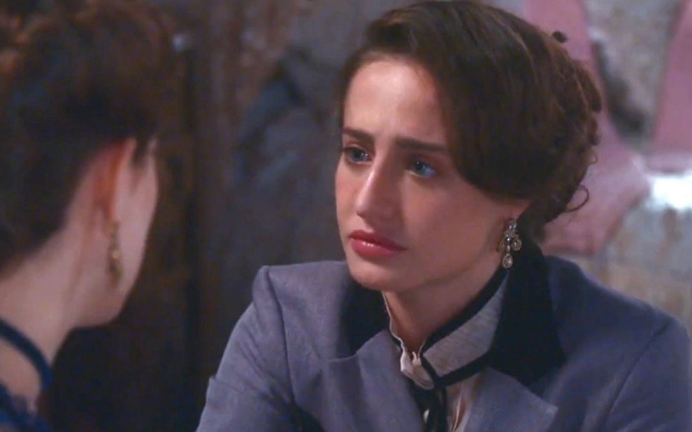 De costas, Isabel (Giulia Gayoso) olha para Leopoldina (Bruna Griphao) em cena da novela Nos Tempos do Imperador