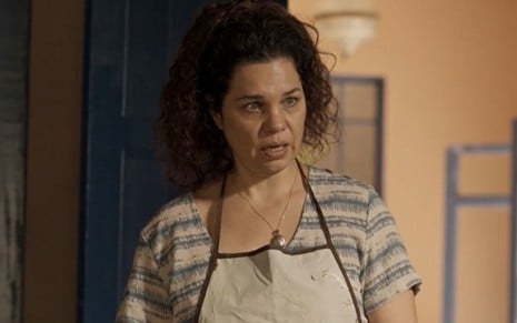 Isabel Teixeira com expressão séria em cena como Maria Bruaca na novela Pantanal
