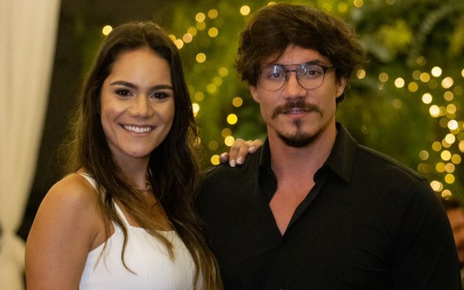 Isabela Seara e Eliezer Netto estão abraçados