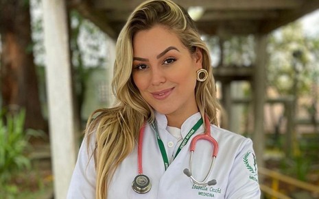 Isabella Cecchi está de jaleco branco em foto na faculdade de Medicina