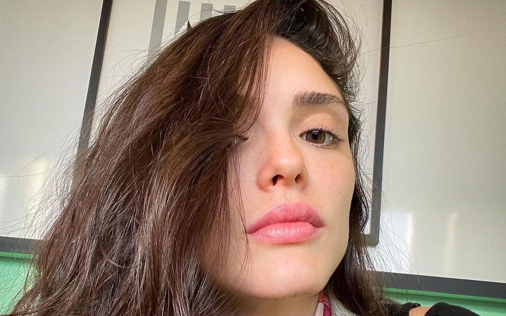 Isabelle Drummond com o cabelo cobrindo metade do rosto em post do Instagram