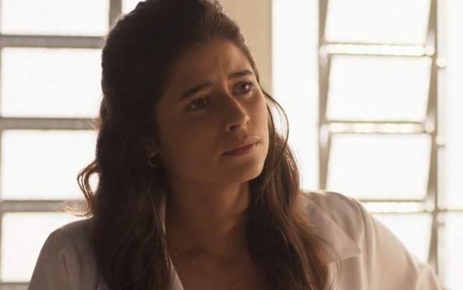Isadora Cruz com expressão séria em cena como Candoca na novela Mar do Sertão