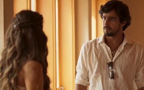 De costas, Candoca (Isadora Cruz) olha para Tertulinho (Renato Góes) em cena da novela Mar do Sertão