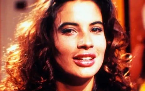 A atriz Isadora Ribeiro em foto em close, caracterizada como sua personagem em Mulheres de Areia, sorrindo