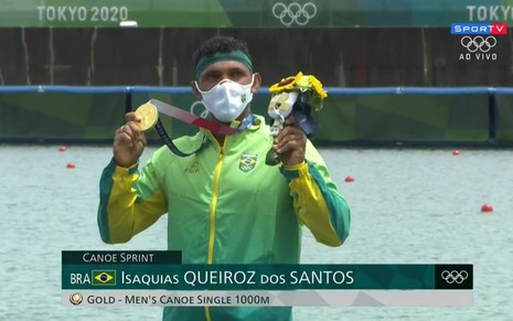 O atleta Isaquias Queiroz na cerimônia de premiação durante Jogos Olímpicos de Tóquio, com medalha de ouro no peito