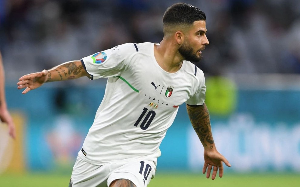 De braços abertos, Insigne comemora gol marcado pela Itália com uniforme branco