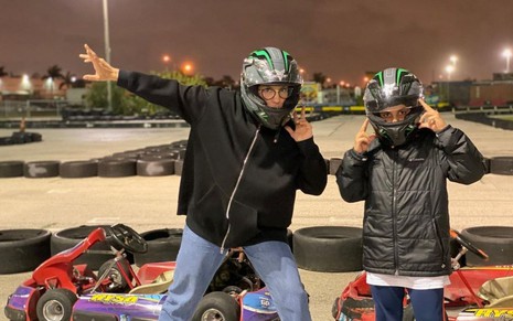 Ivete Sangalo usa capacete e roupa especial para kart; cantora posa ao lado do filho mais velho, Marcelo