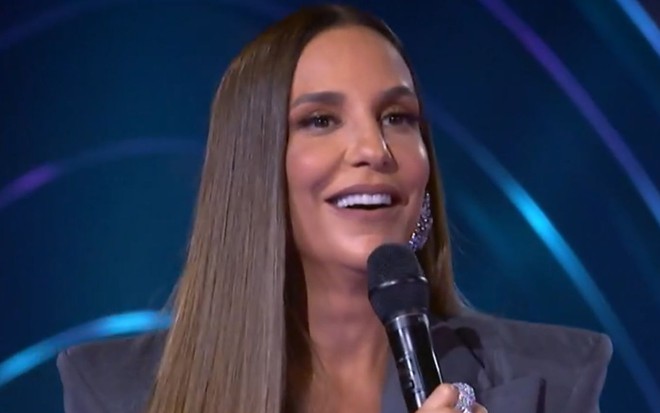 Imagem de Ivete Sangalo com microfone no palco do The Masked Singer Brasil