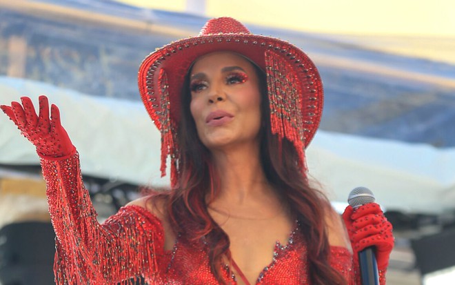 Ivete Sangalo usa fantasia vermelho na Pipoca da Ivete, em Salvador
