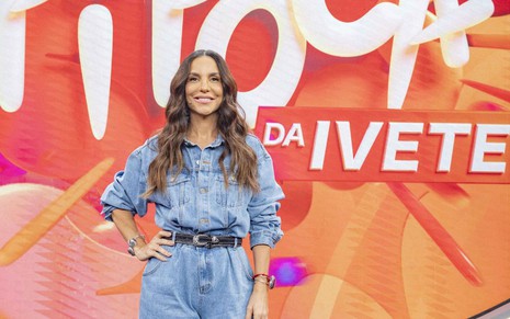 De macacão jeans, Ivete Sangalo posa no cenário do Pipoca da Ivete