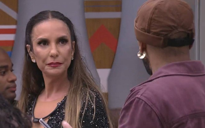 Foto de Ivete Sangalo olhando para Ricardo Camargo