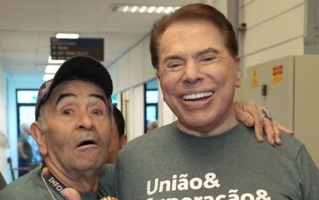 Ivo Holanda e Silvio Santos sorridentes e abraçados nos bastidores do SBT