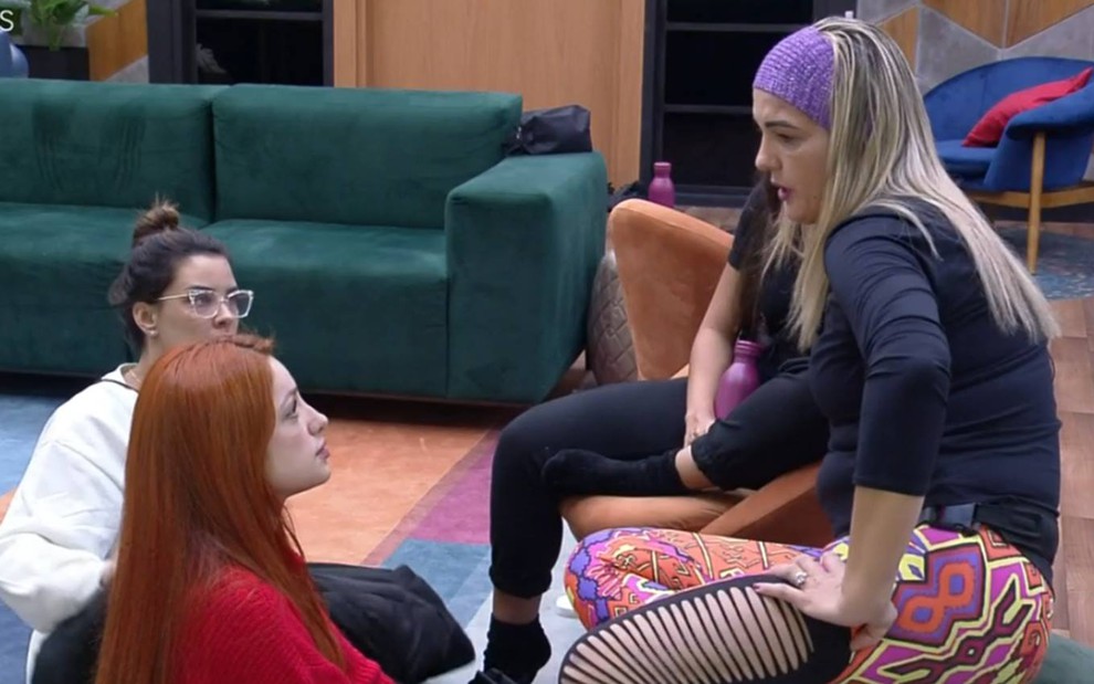 Imagem de Brenda, Ivy, Andreia e Luana conversando na sala