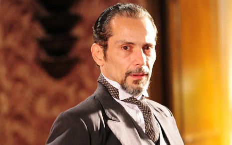 O ator Ilya São paulo caracterizado como o doutor Pelópidas em cena de Gabriela